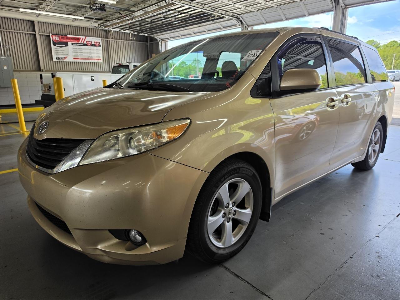 Toyota Sienna 5dr 7-Pass Van V6 LE FWD (Natl) 2012