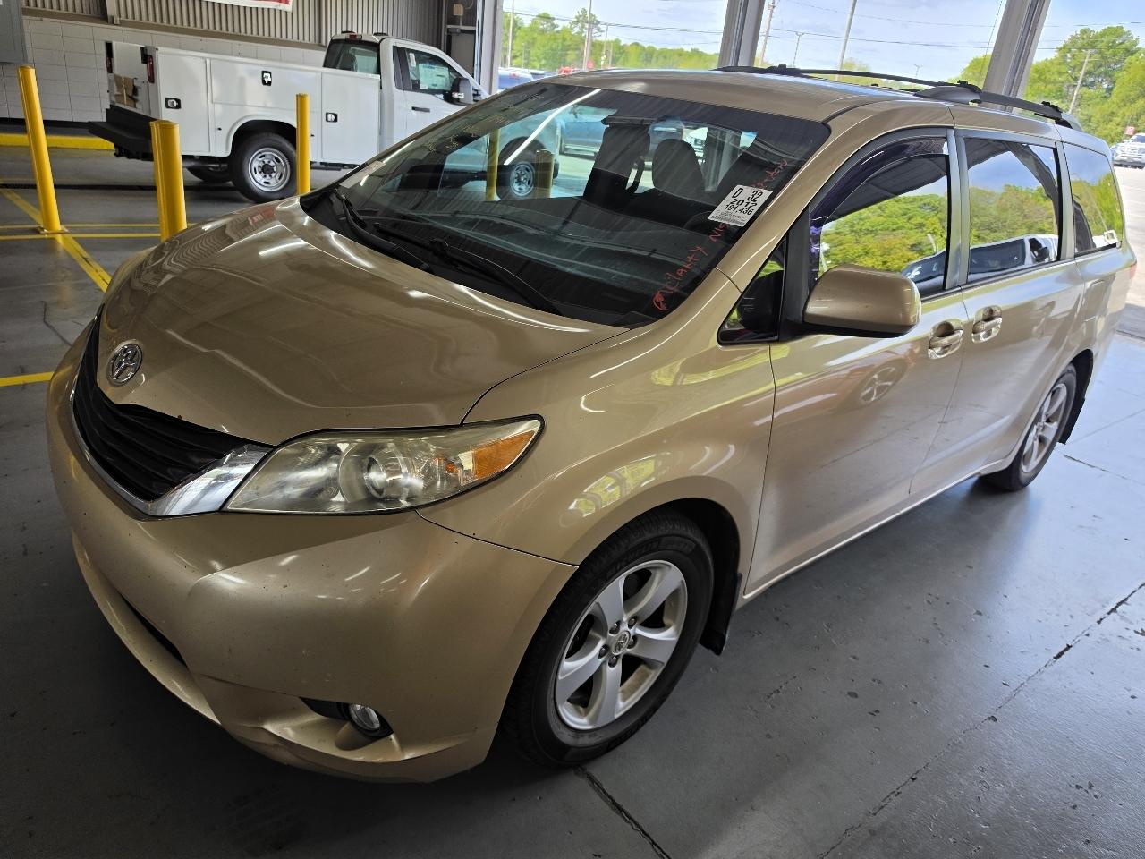 Toyota Sienna 5dr 7-Pass Van V6 LE FWD (Natl) 2012