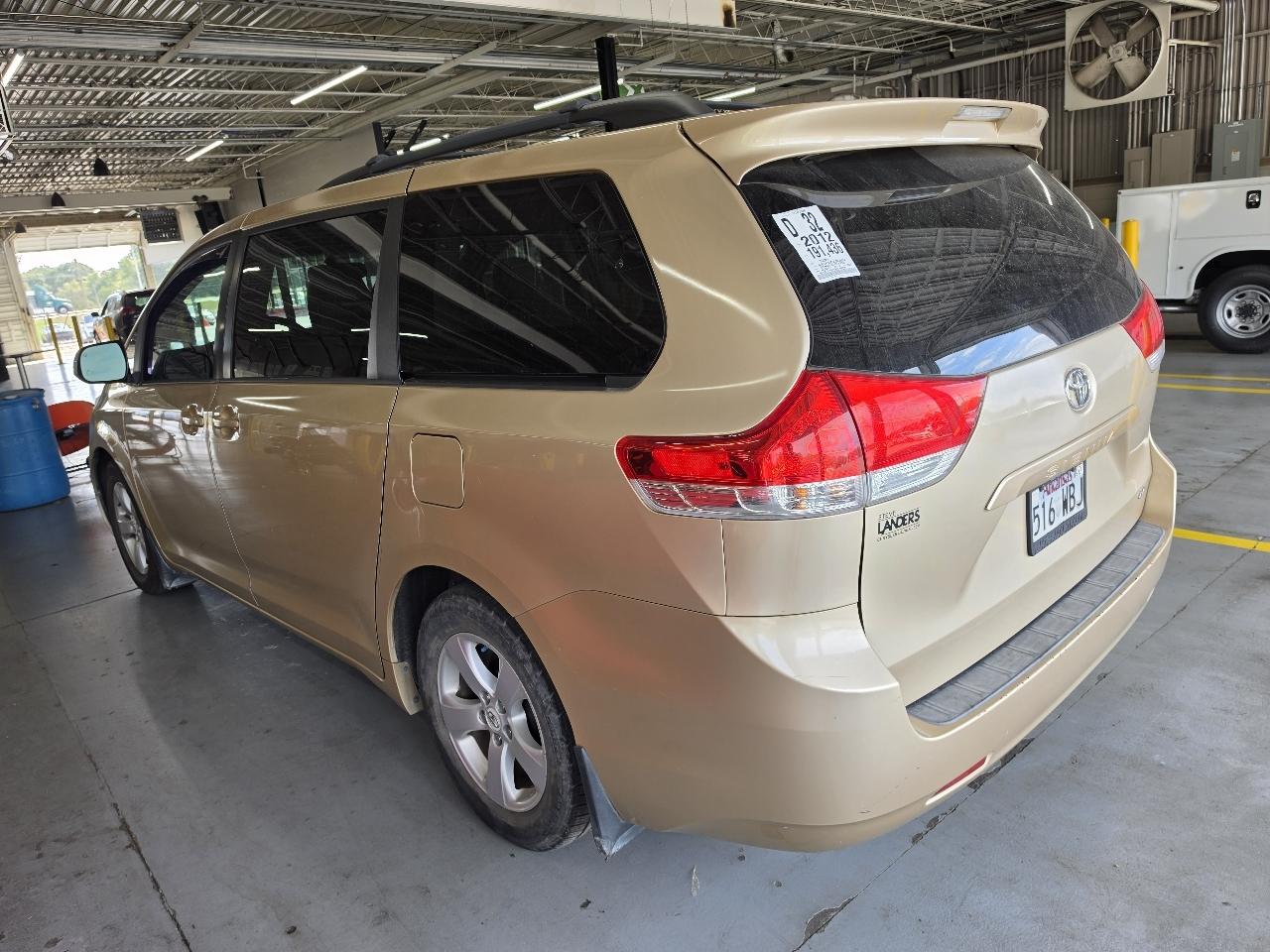 Toyota Sienna 5dr 7-Pass Van V6 LE FWD (Natl) 2012