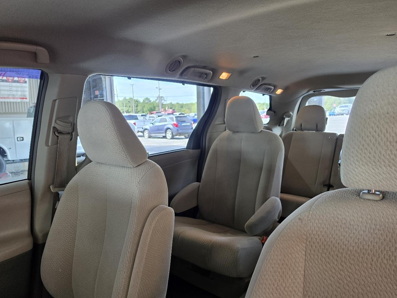 Toyota Sienna 5dr 7-Pass Van V6 LE FWD (Natl) 2012