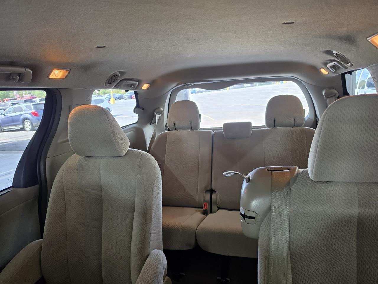 Toyota Sienna 5dr 7-Pass Van V6 LE FWD (Natl) 2012