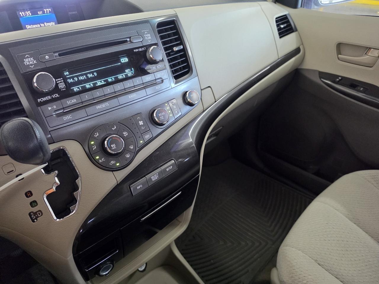 Toyota Sienna 5dr 7-Pass Van V6 LE FWD (Natl) 2012