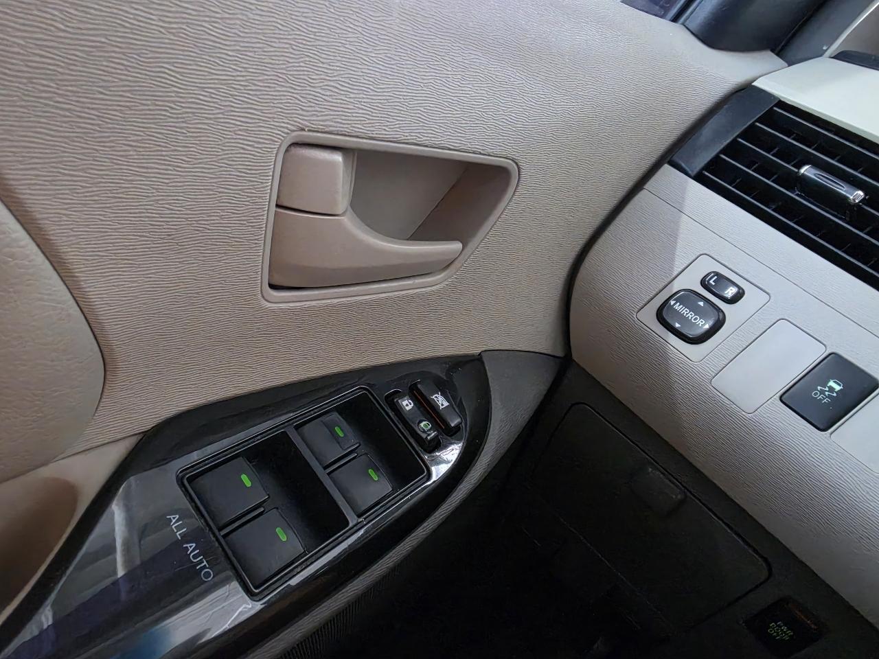 Toyota Sienna 5dr 7-Pass Van V6 LE FWD (Natl) 2012
