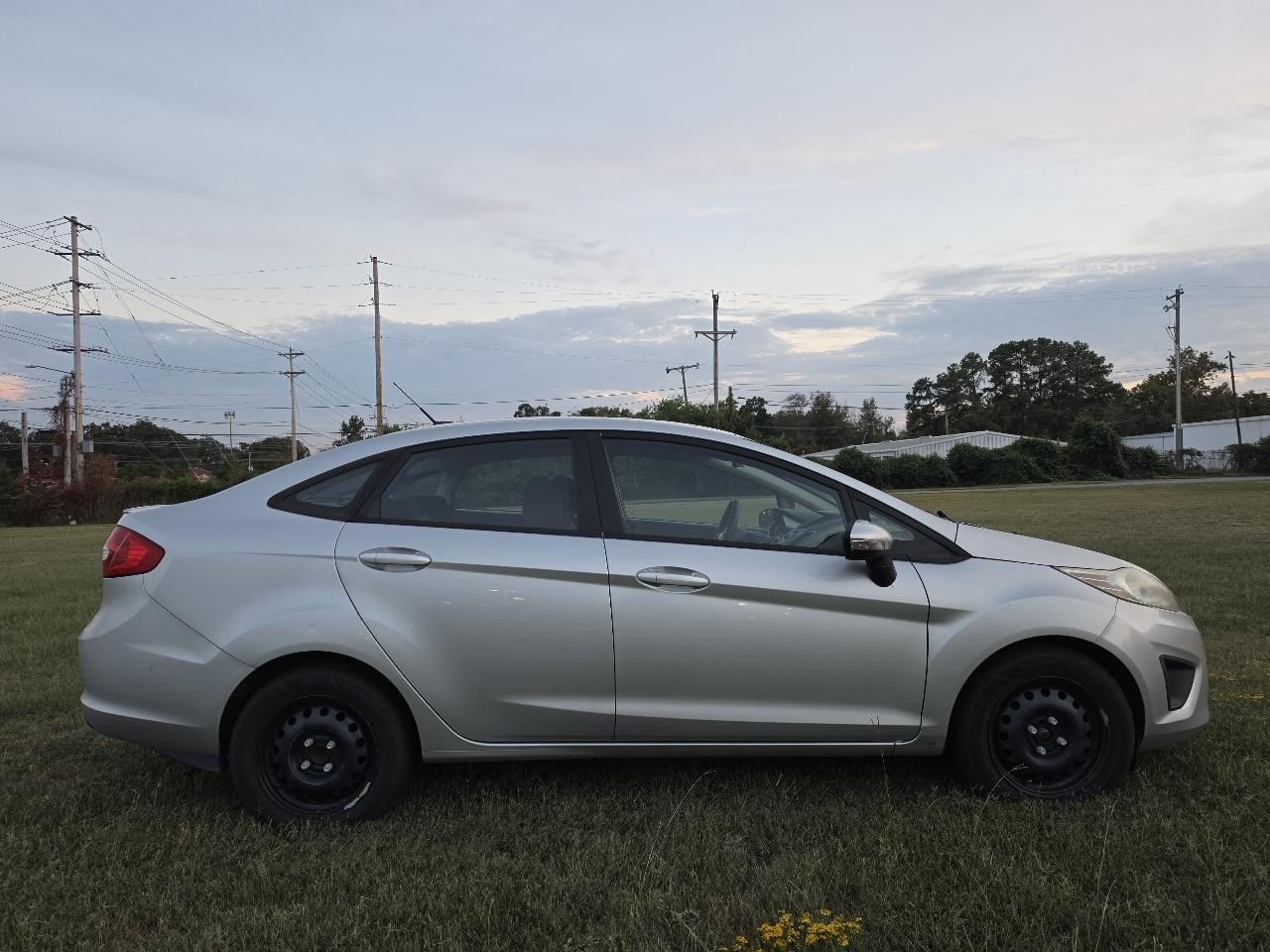 Ford Fiesta 4dr Sdn SE 2013