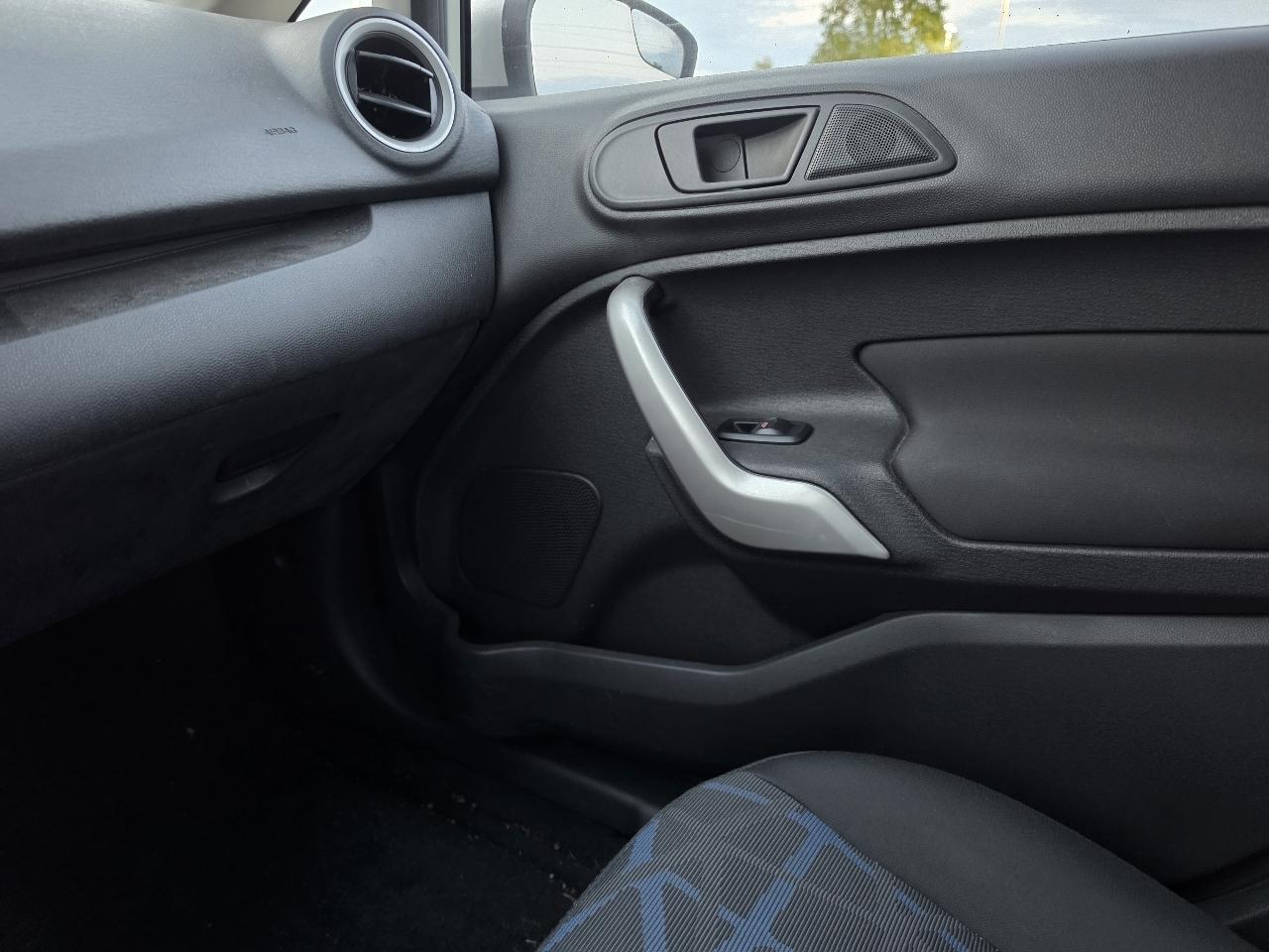 Ford Fiesta 4dr Sdn SE 2013