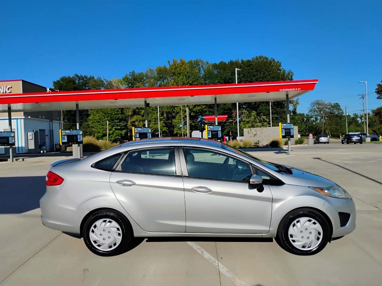 Ford Fiesta 4dr Sdn SE 2013