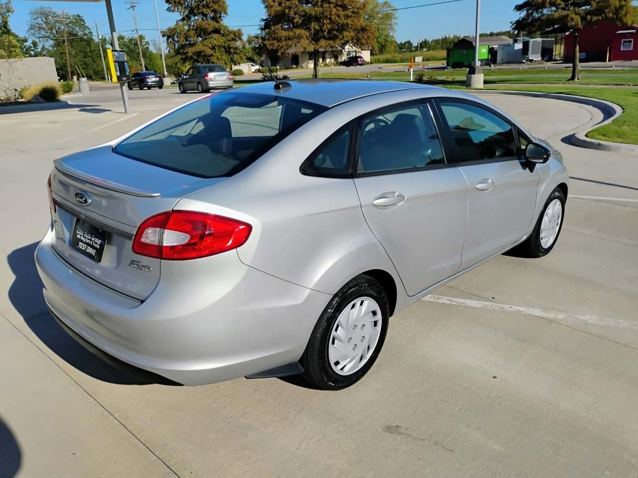 Ford Fiesta 4dr Sdn SE 2013