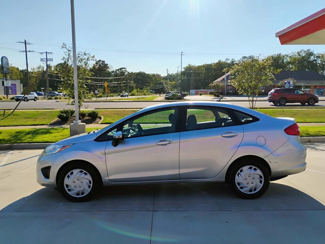 Ford Fiesta 4dr Sdn SE 2013
