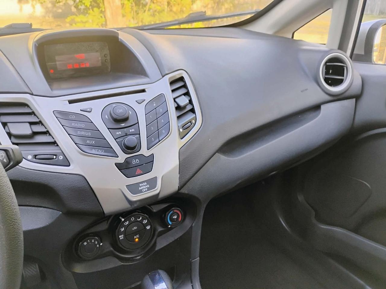 Ford Fiesta 4dr Sdn SE 2013