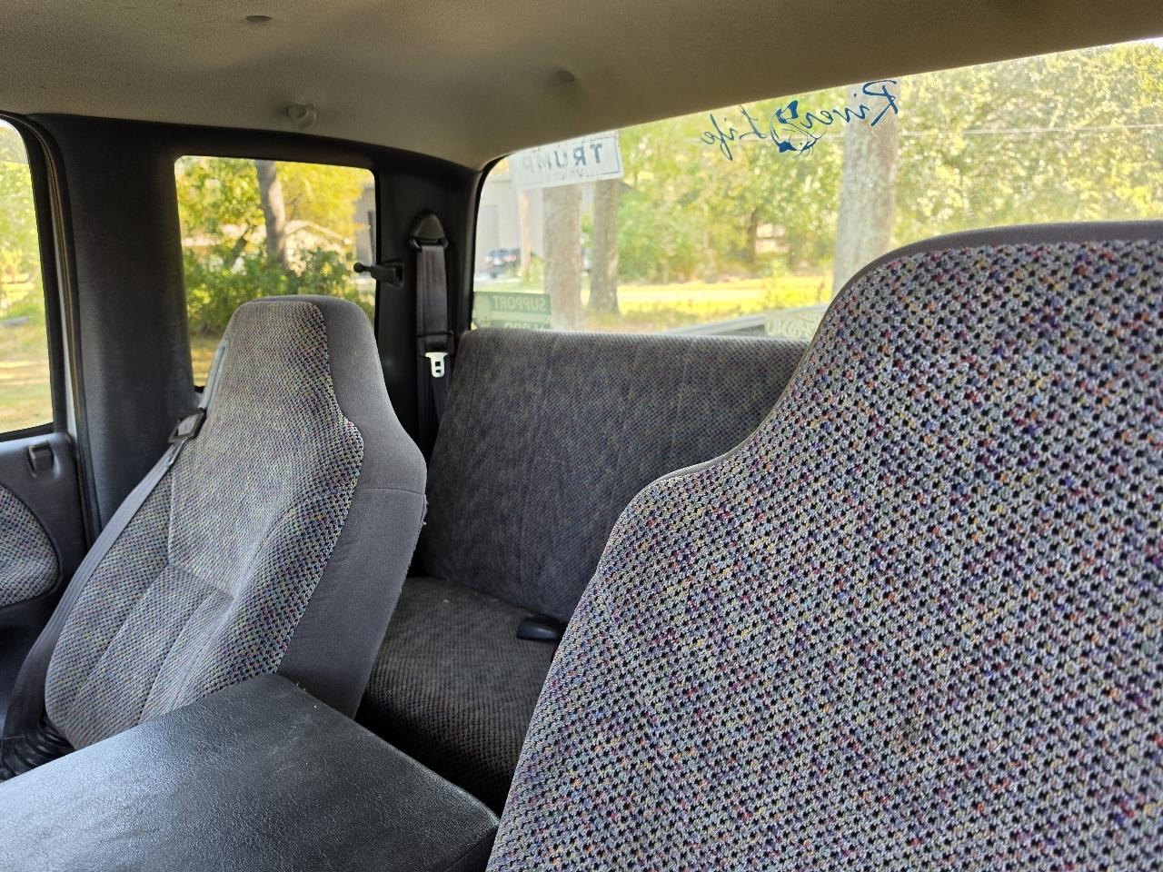 Dodge Ram 1500 2dr Club Cab 139" WB 1998