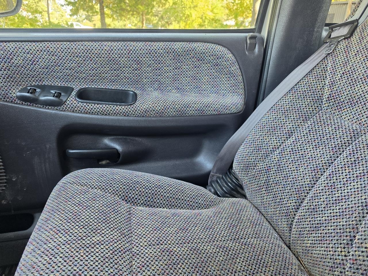 Dodge Ram 1500 2dr Club Cab 139" WB 1998