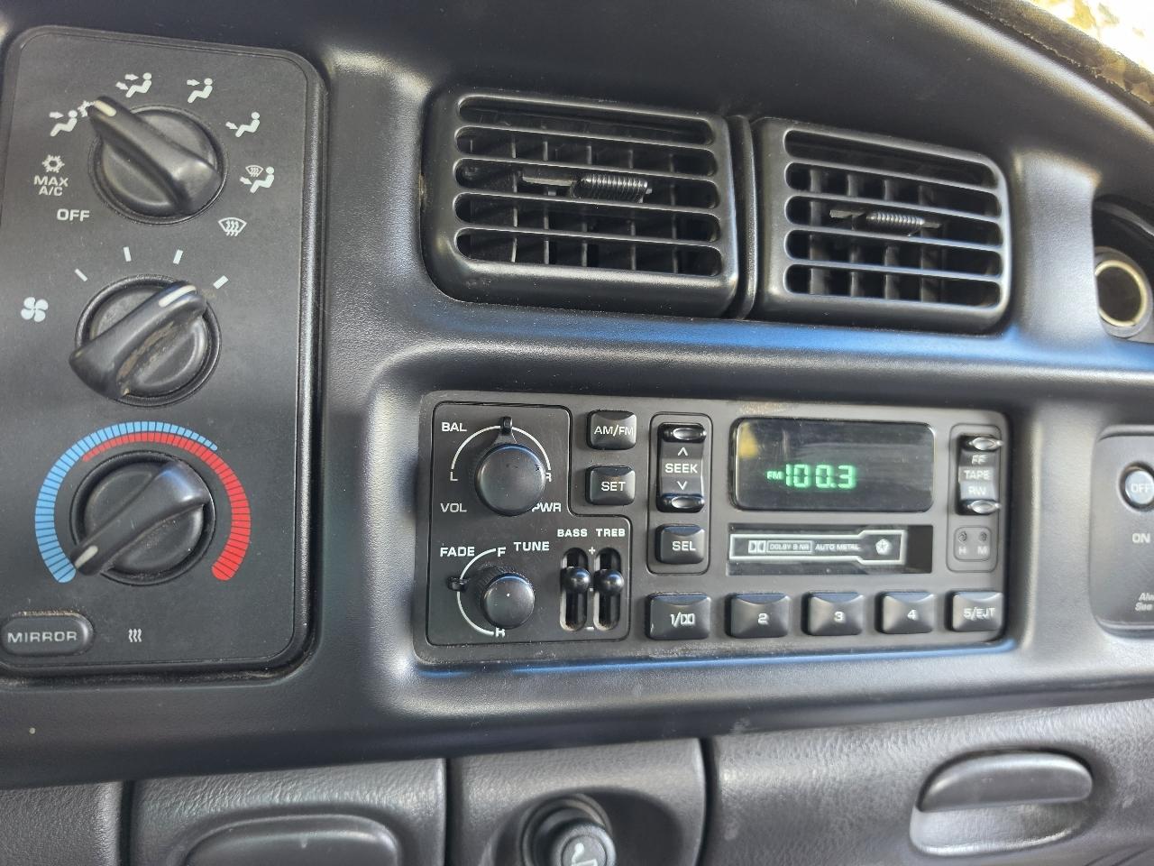 Dodge Ram 1500 2dr Club Cab 139" WB 1998