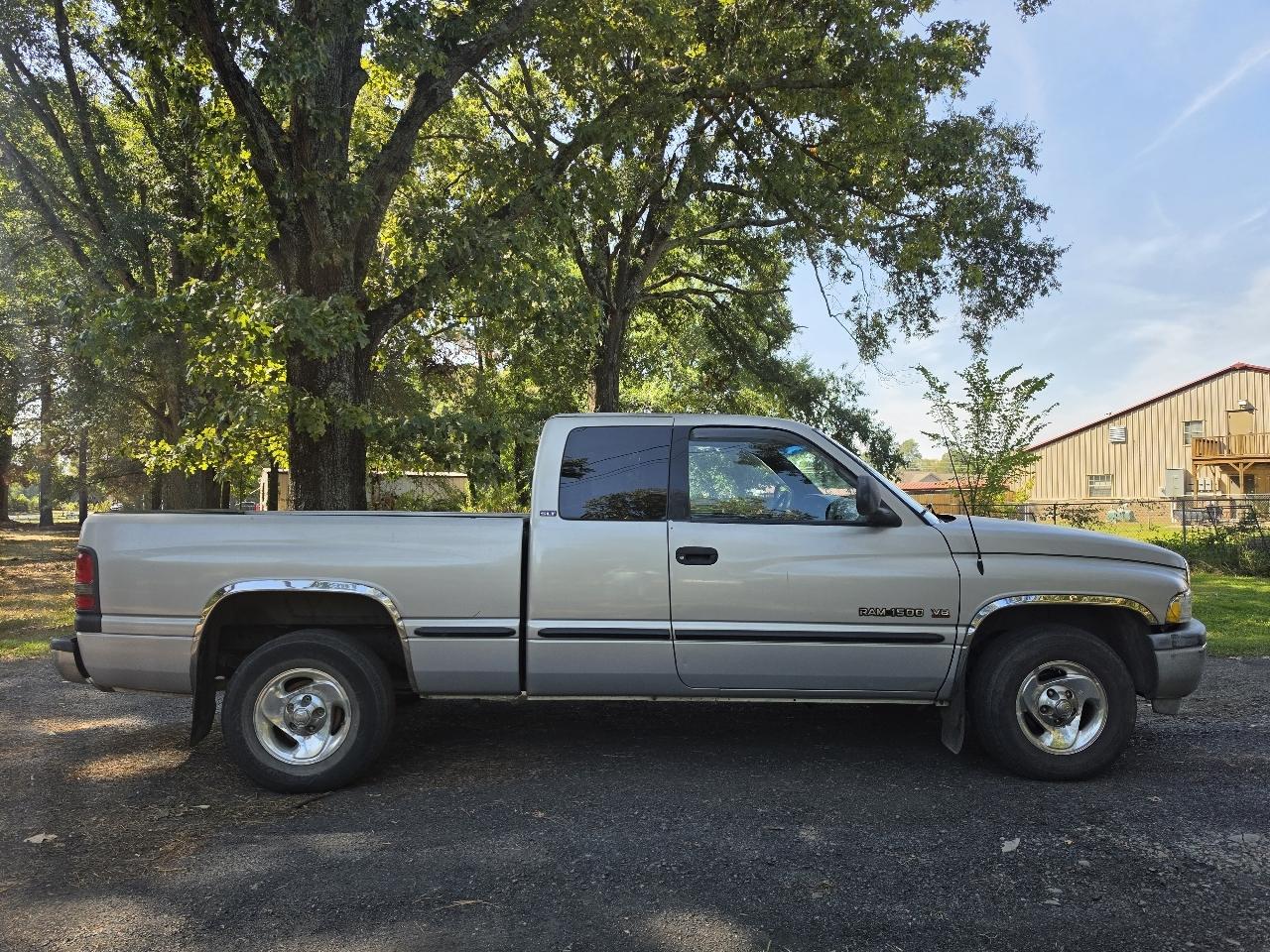 Dodge Ram 1500 2dr Club Cab 139" WB 1998