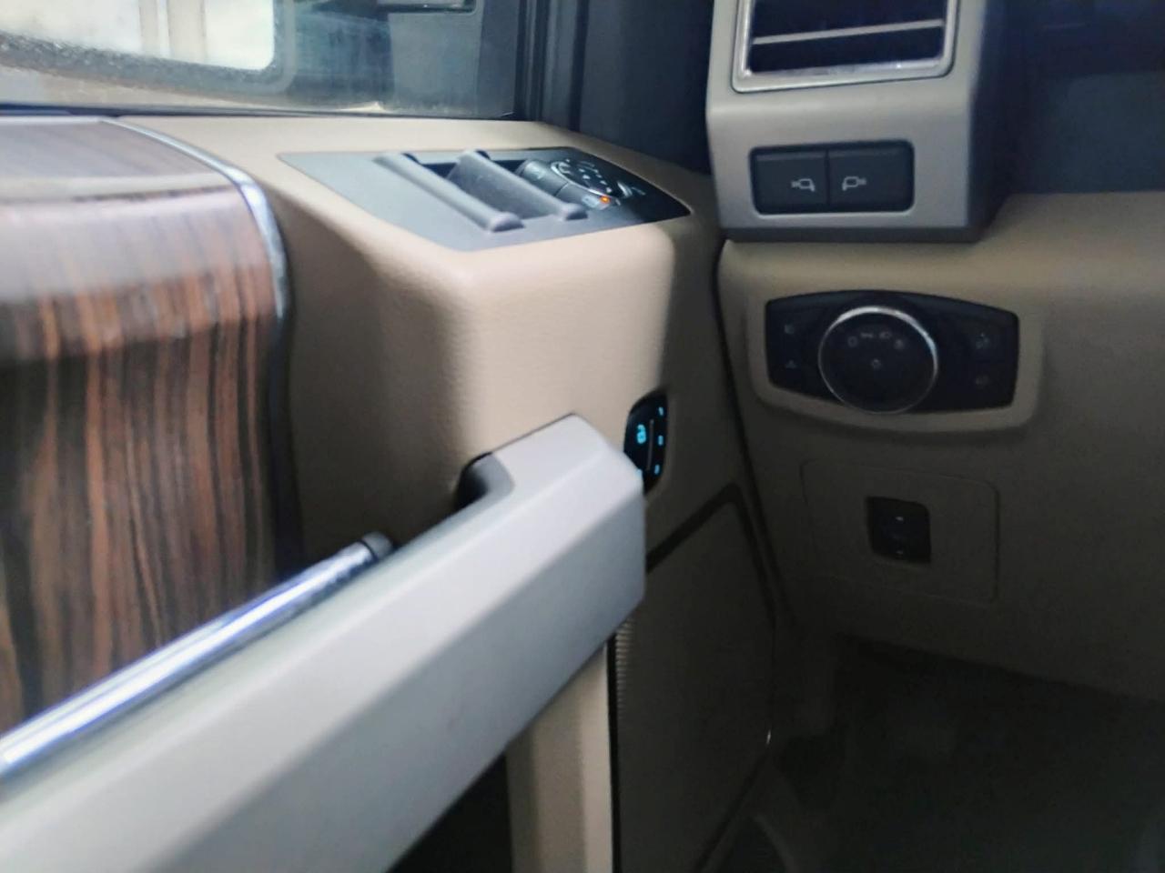 Ford F-150 4WD SuperCrew 139" Lariat 2015