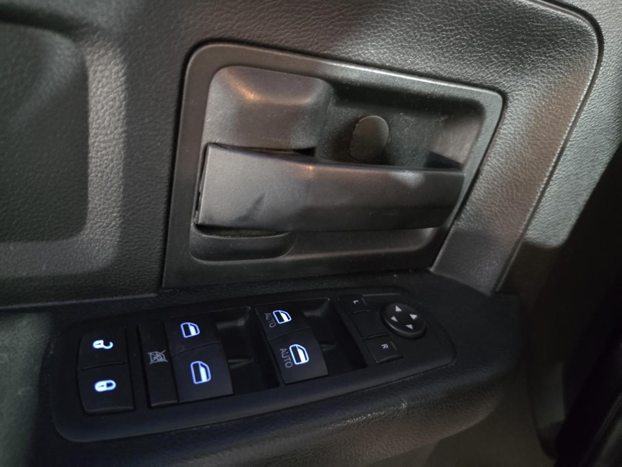 RAM 1500 2WD Quad Cab 140.5" Express 2015