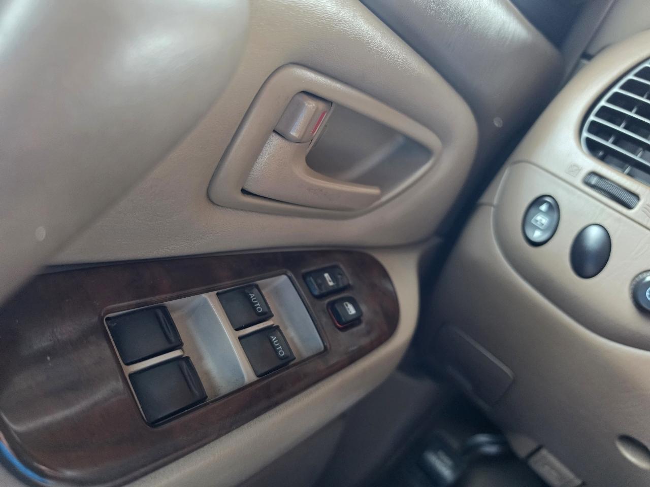 Toyota Sequoia 4dr SR5 4WD (Natl) 2002