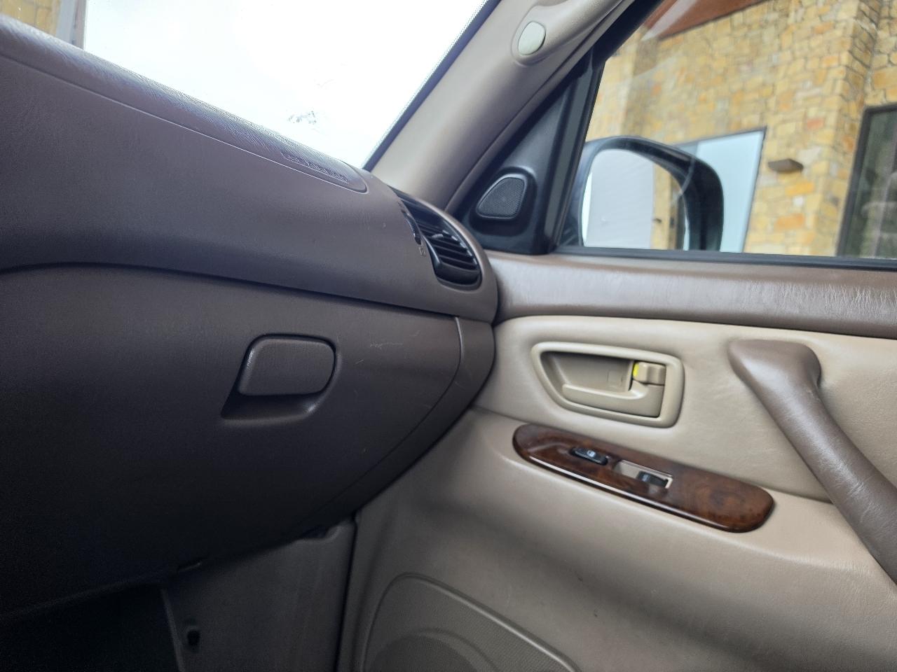 Toyota Sequoia 4dr SR5 4WD (Natl) 2002