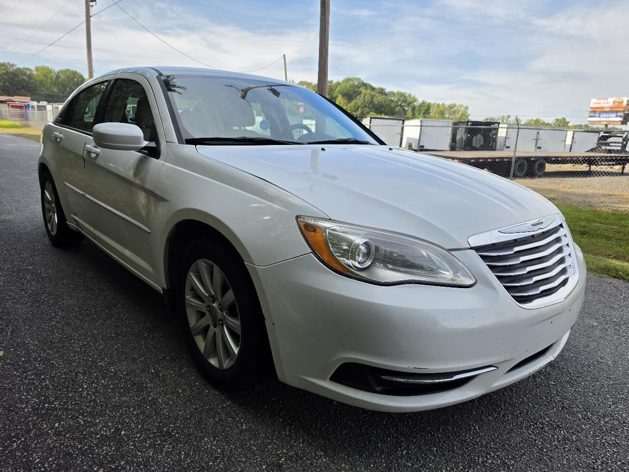 Chrysler 200 4dr Sdn Touring 2013