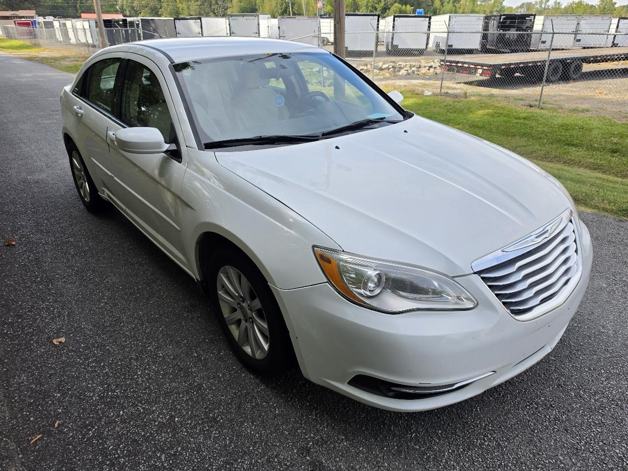 Chrysler 200 4dr Sdn Touring 2013