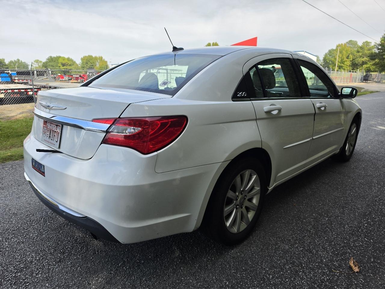 Chrysler 200 4dr Sdn Touring 2013