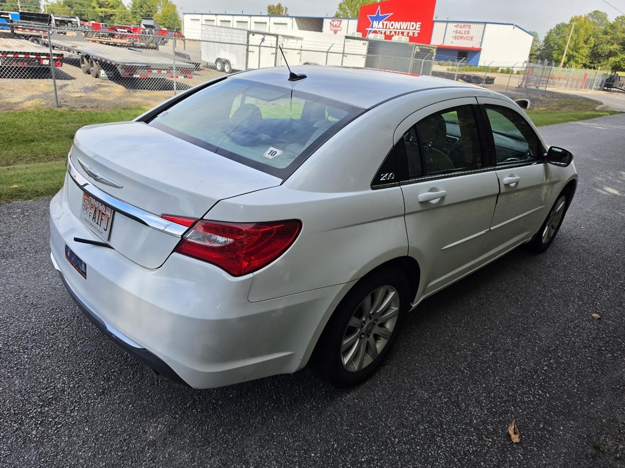 Chrysler 200 4dr Sdn Touring 2013