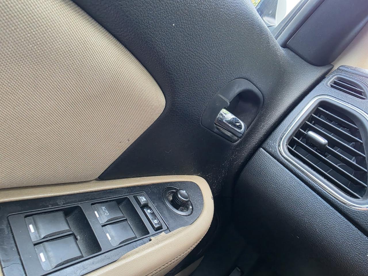 Chrysler 200 4dr Sdn Touring 2013