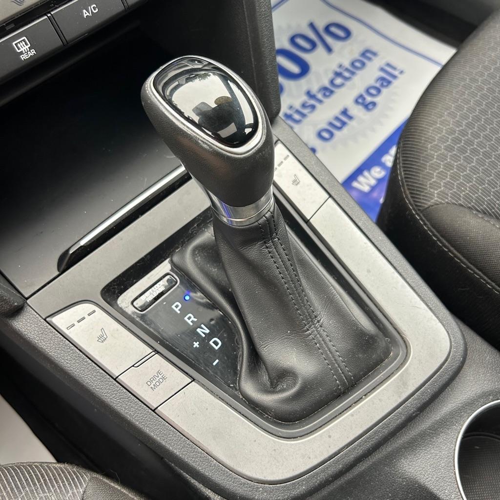 Hyundai Elantra Value Edition 6A 2017