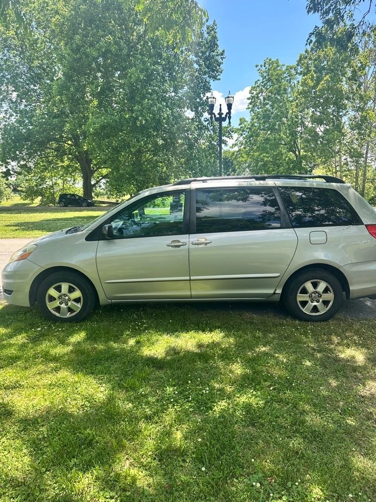 Toyota Sienna CE FWD 7 Passenger 2010