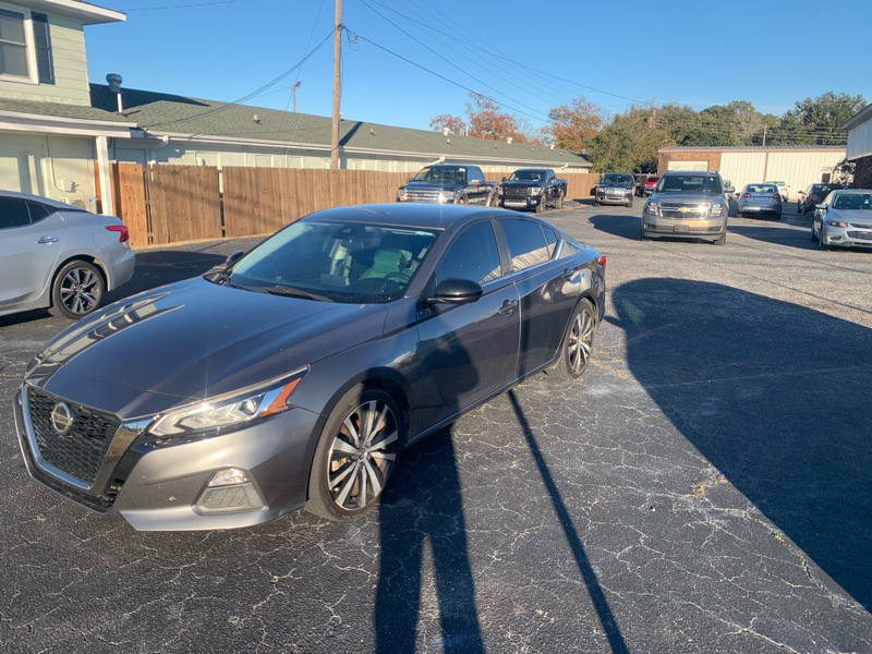 2020 Nissan Altima SR's photo