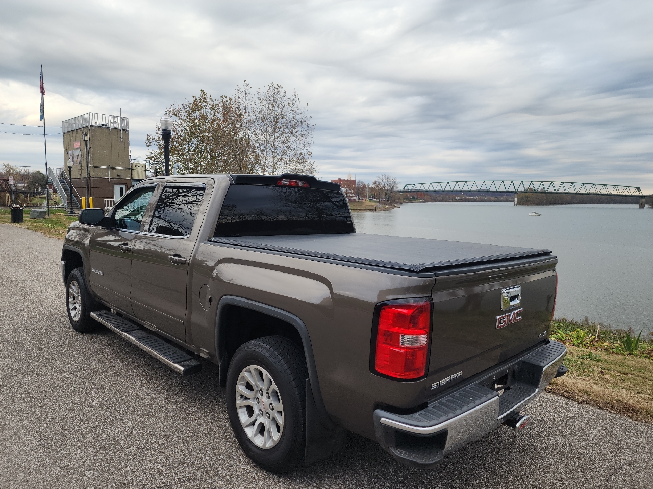 2015 Gmc Sierra 1500 SLE photo 3