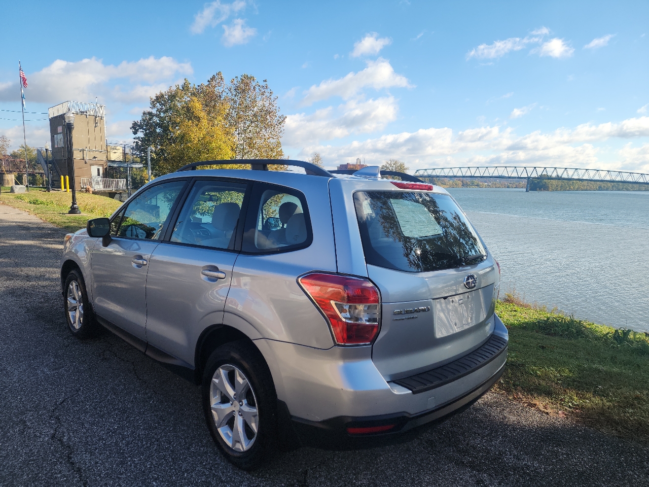 2016 Subaru Forester 2.5i Premium photo 3