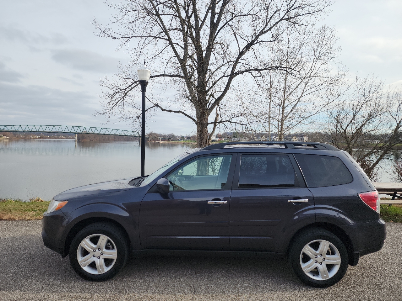 2009 Subaru Forester 2.5X Limited photo 2