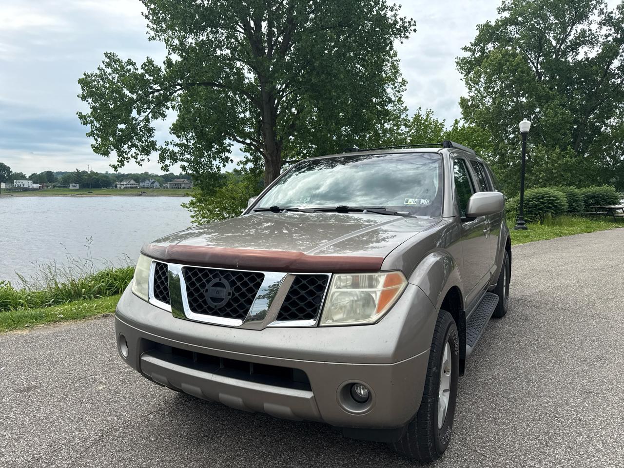 2005 Nissan Pathfinder XE 4X4's photo