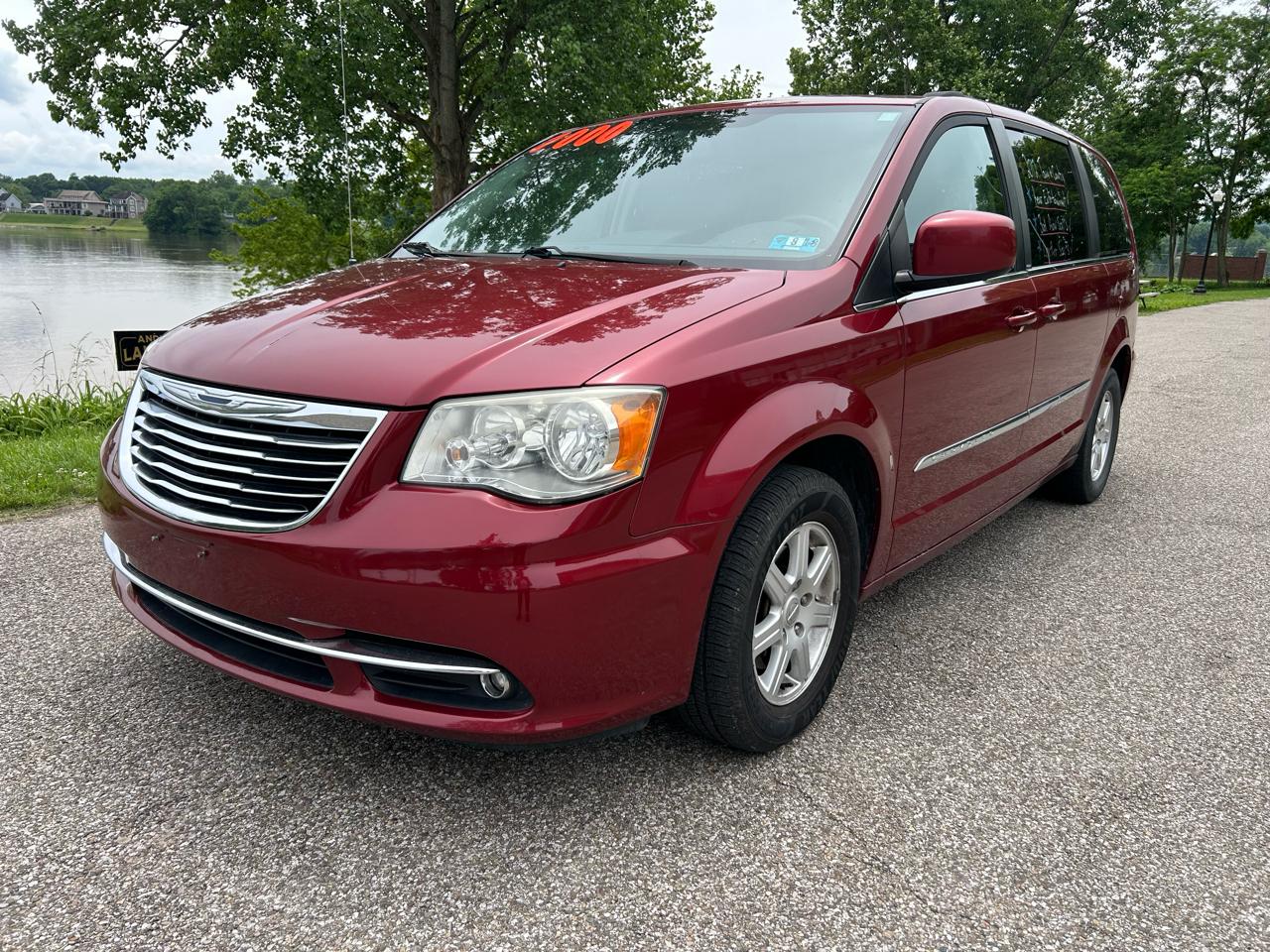 2012 Chrysler Town & Country Touring's photo