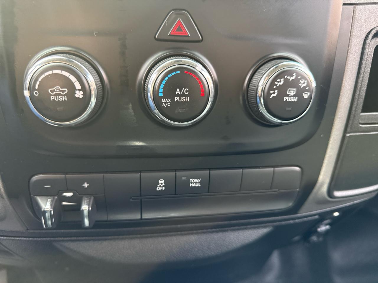 RAM 1500 Tradesman Quad Cab 4WD 2016