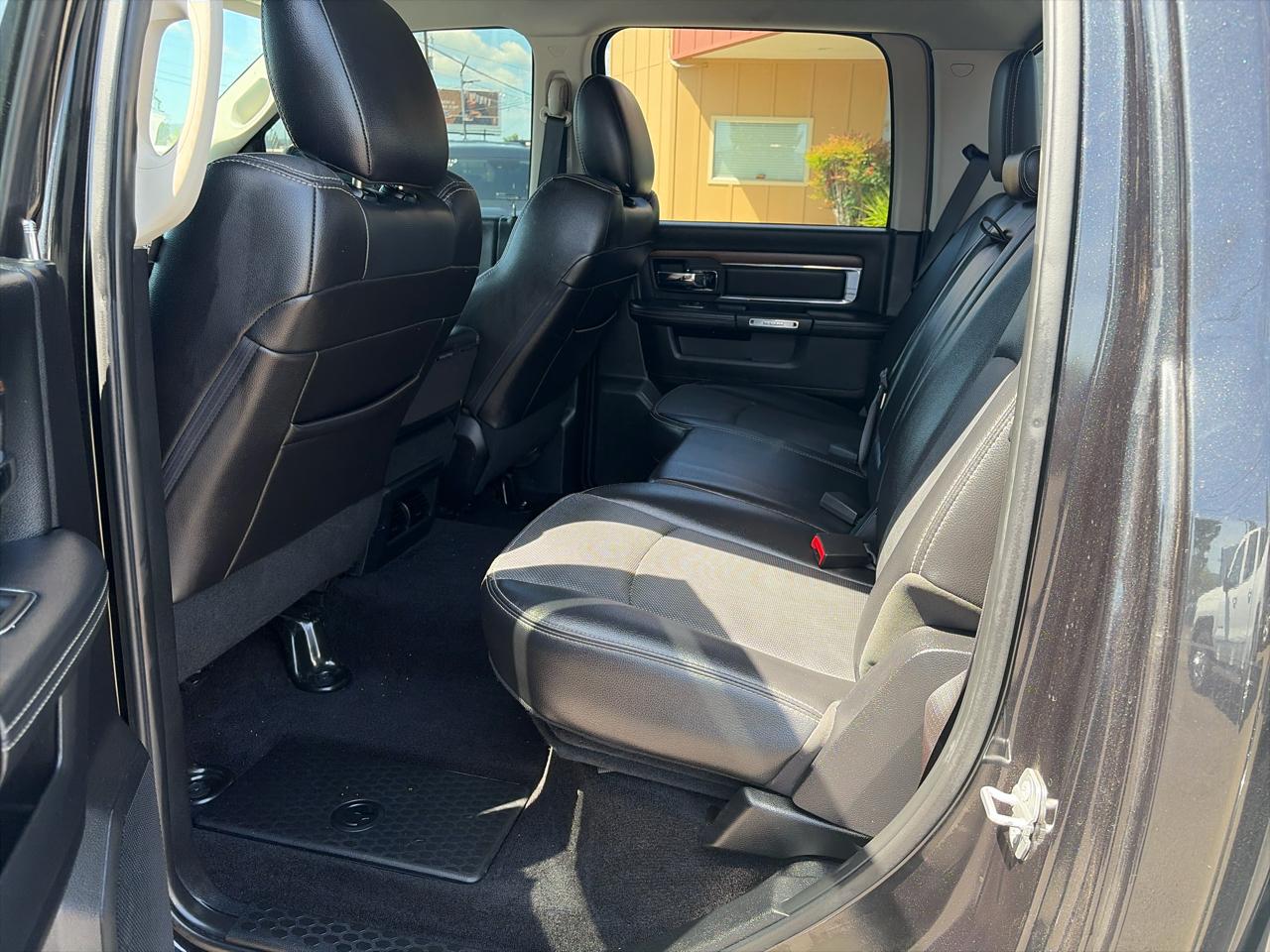 RAM 1500 Laramie Crew Cab SWB 4WD 2015