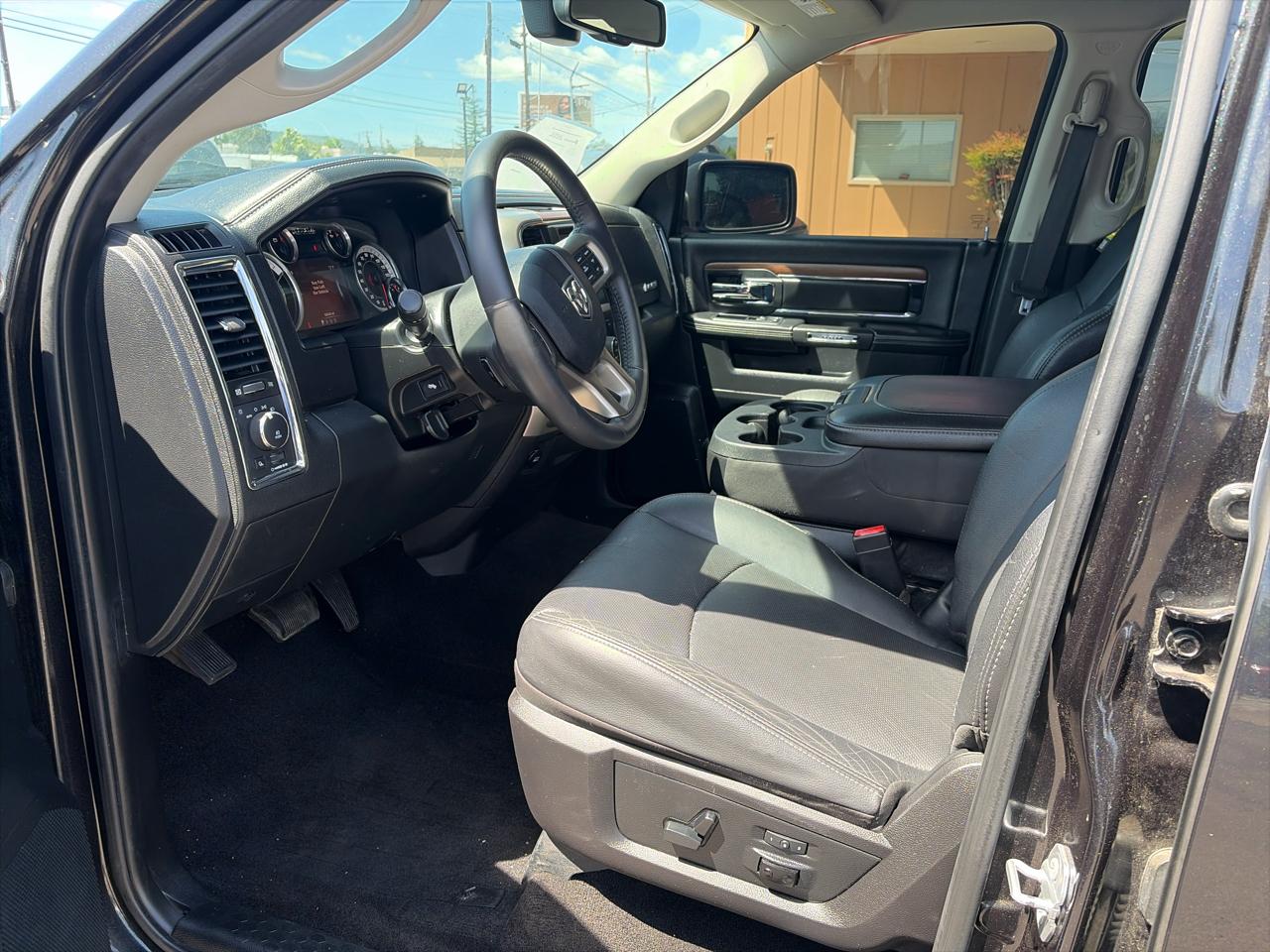RAM 1500 Laramie Crew Cab SWB 4WD 2015