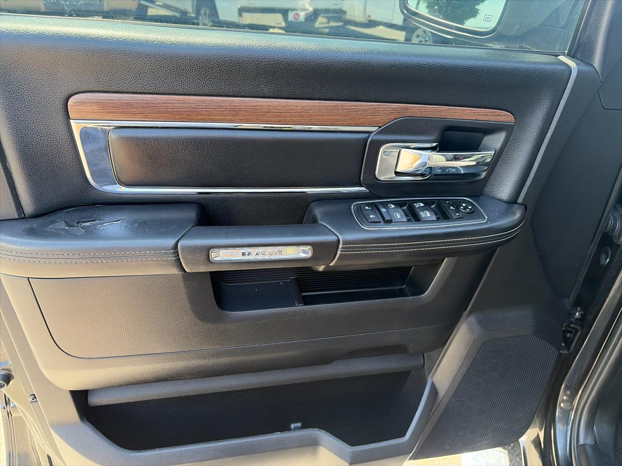 RAM 1500 Laramie Crew Cab SWB 4WD 2015