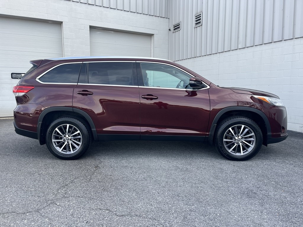 2019 Toyota Highlander XLE photo 2