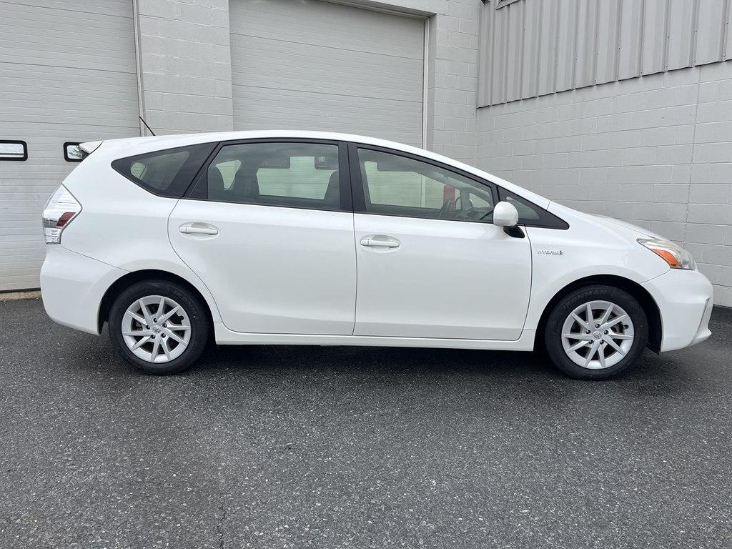 Toyota Prius V  2013