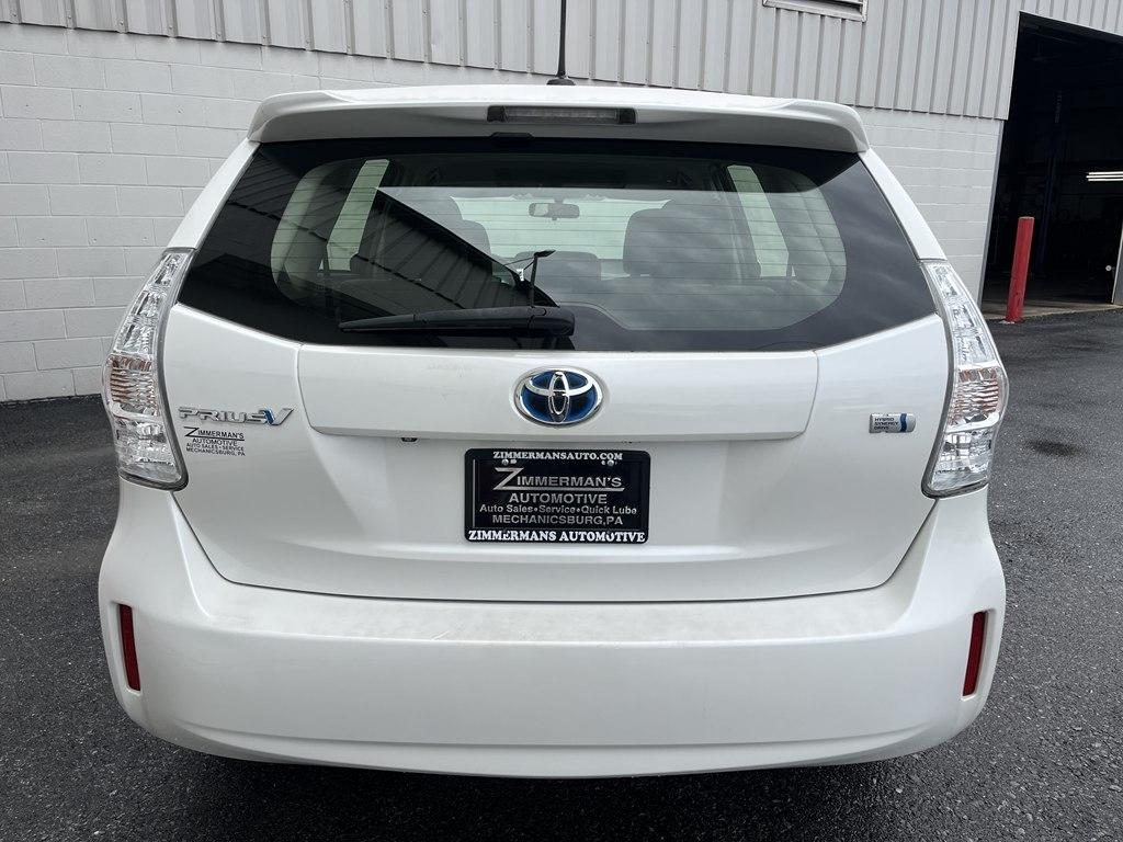 Toyota Prius V  2013