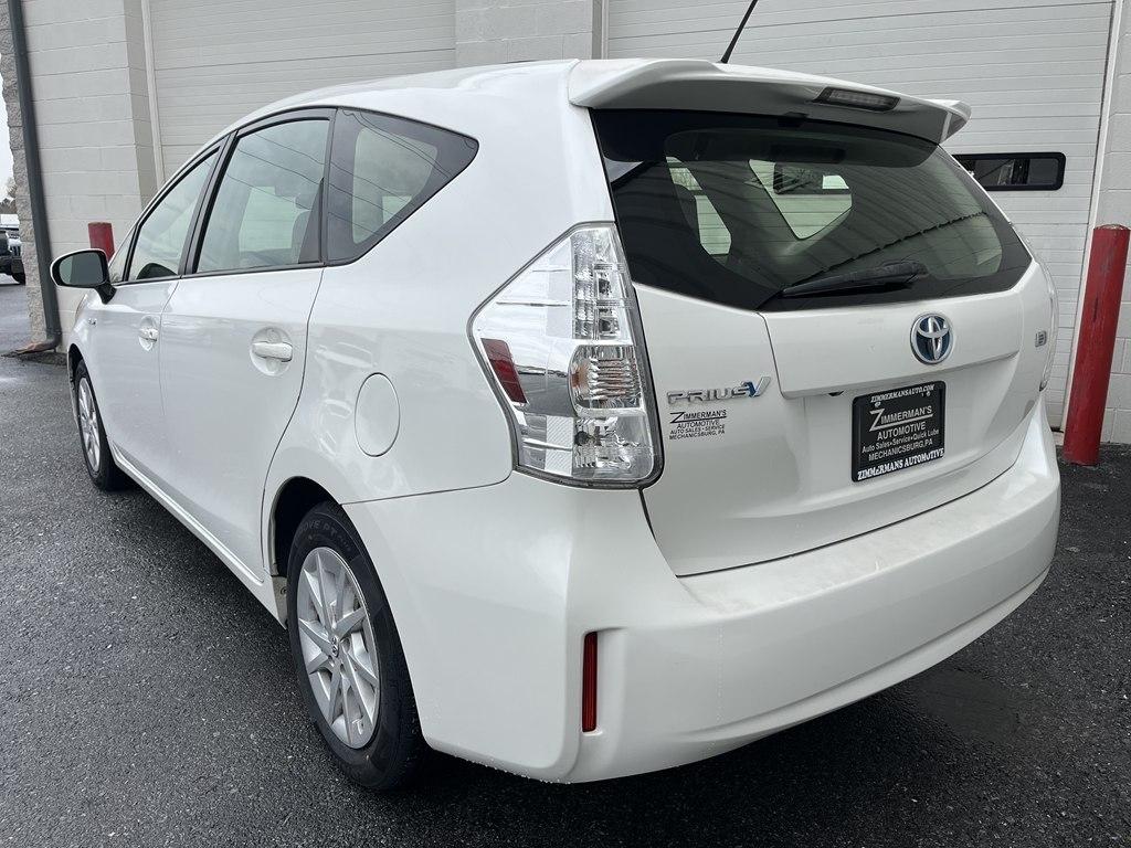 Toyota Prius V  2013