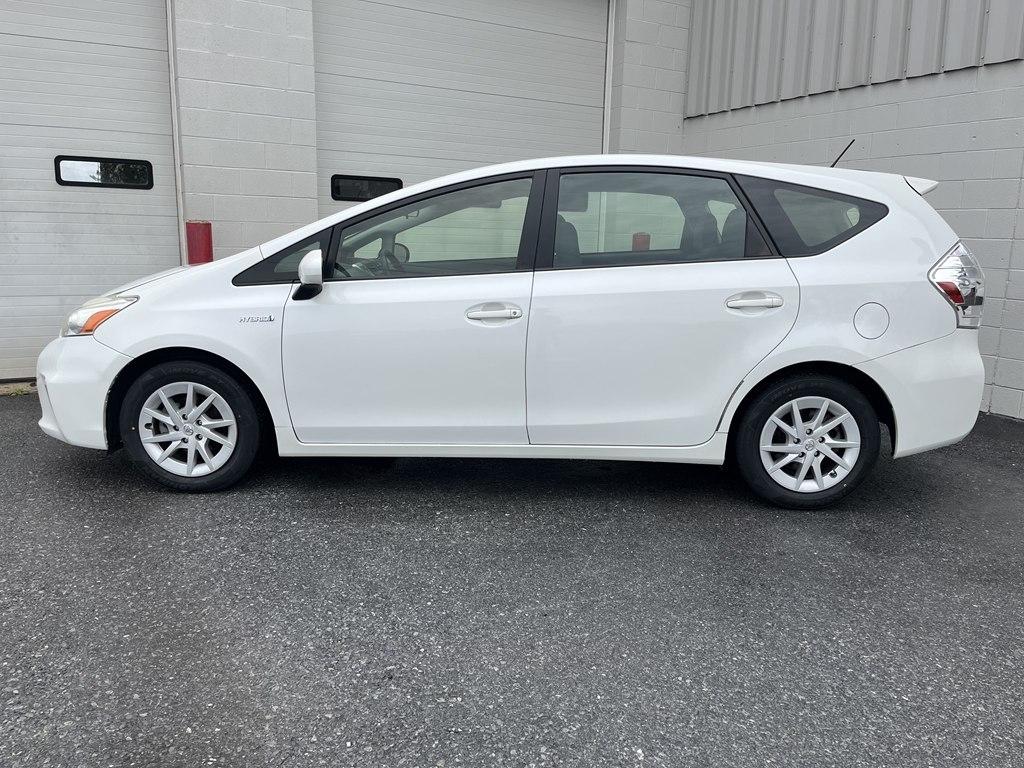 Toyota Prius V  2013