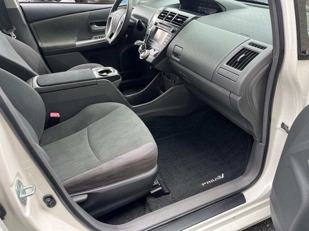 Toyota Prius V  2013
