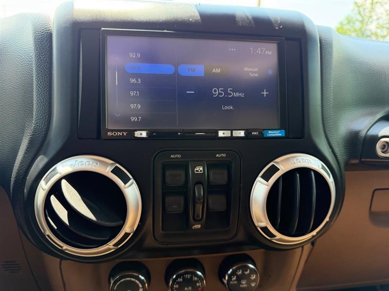 Jeep Wrangler Sahara 2012