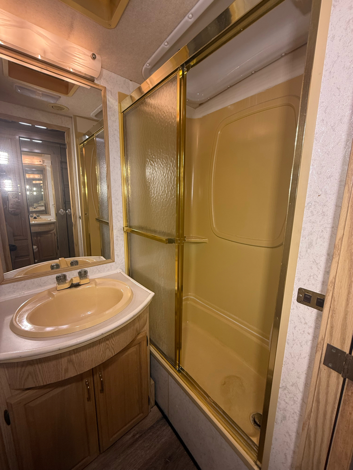 Winnebago Adventurer  1999 Winnebago Adventurer  1999