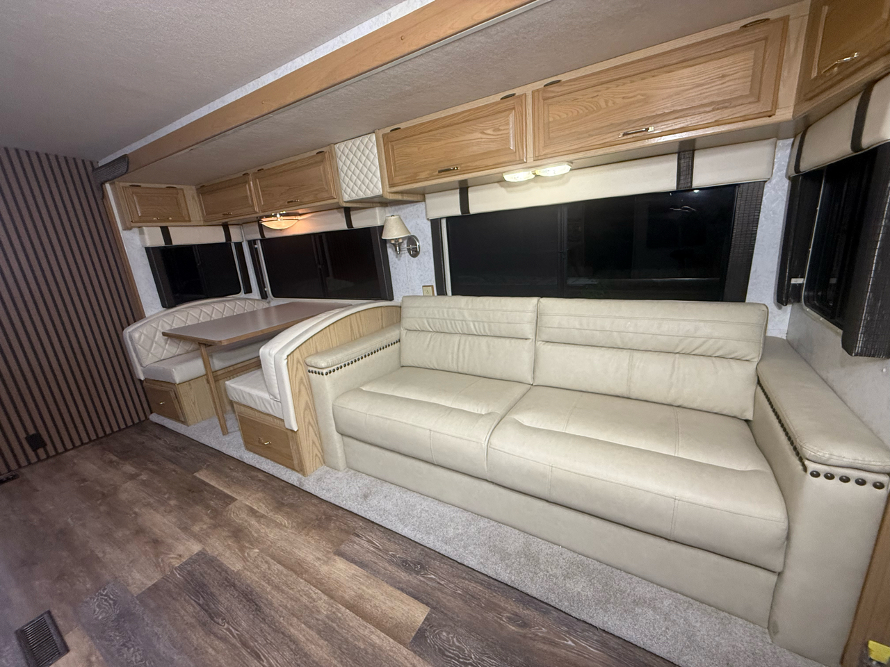 Winnebago Adventurer  1999 Winnebago Adventurer  1999