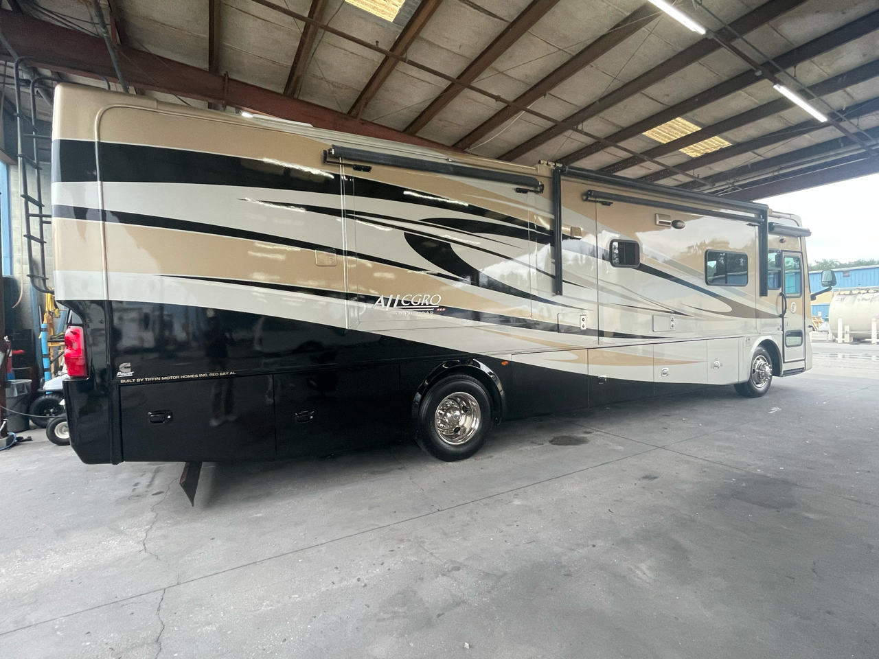 Tiffin Motorhomes Allegro  2011 Tiffin Motorhomes Allegro  2011