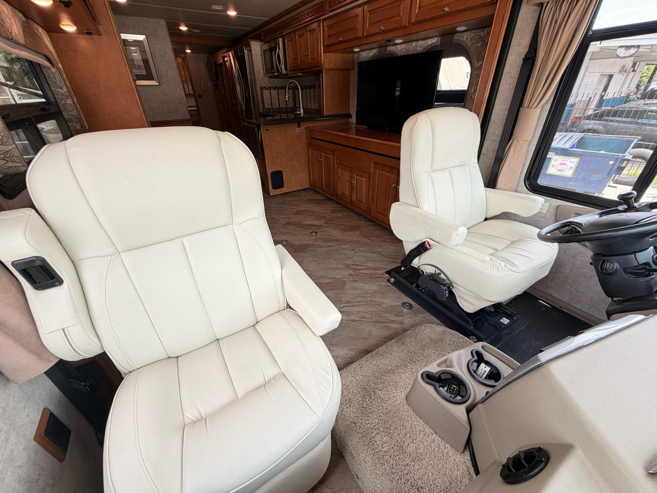 Winnebago Adventurer  2017