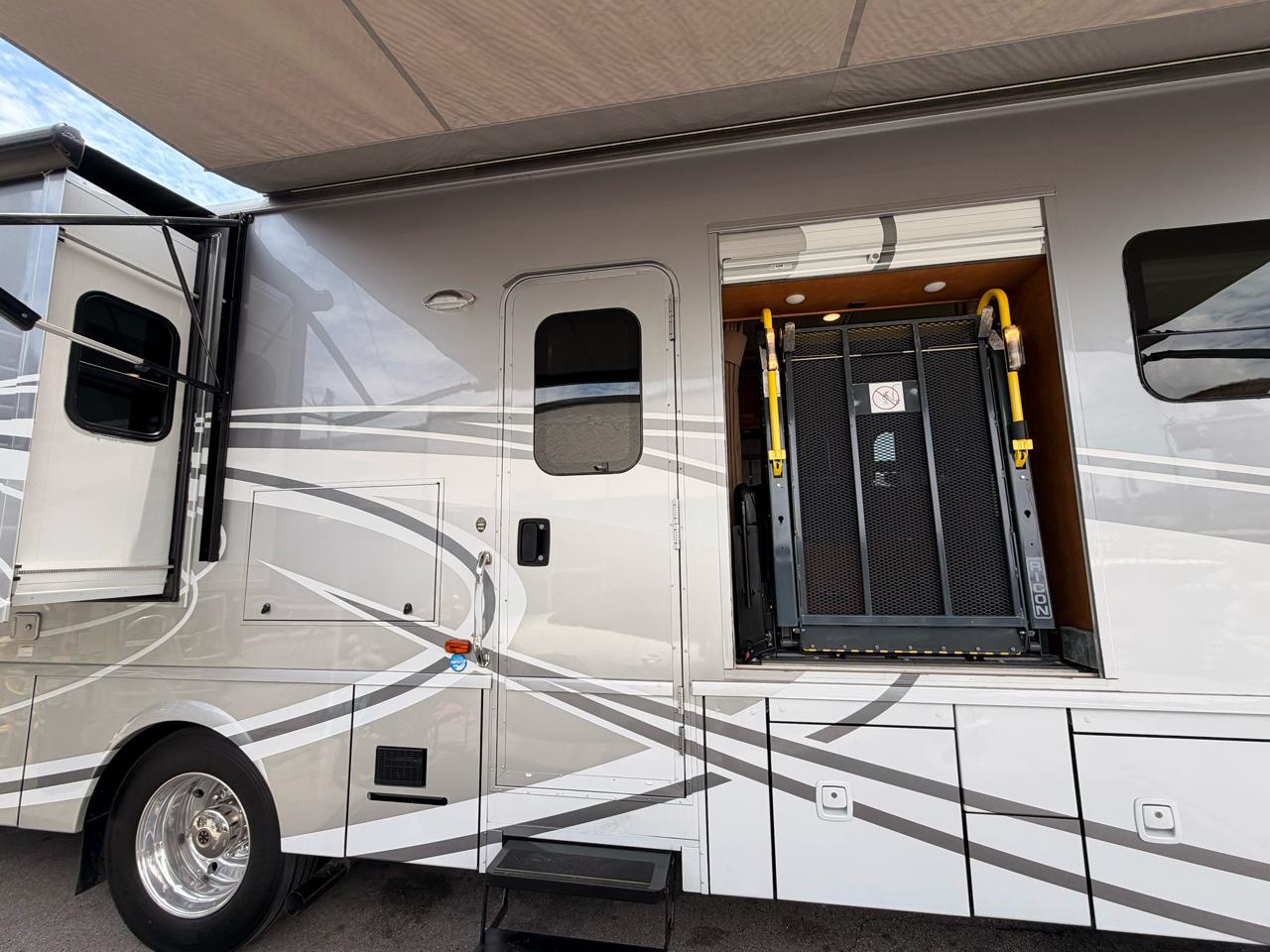 Winnebago Adventurer  2017